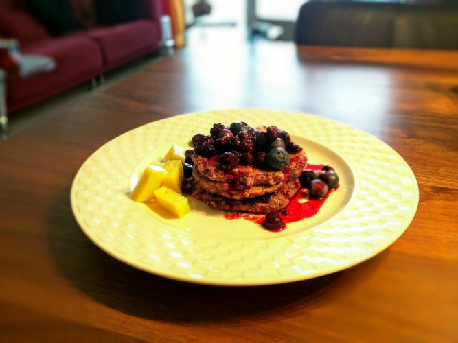 fluffy-pannenkoek-blauwe-bessen-bramen
